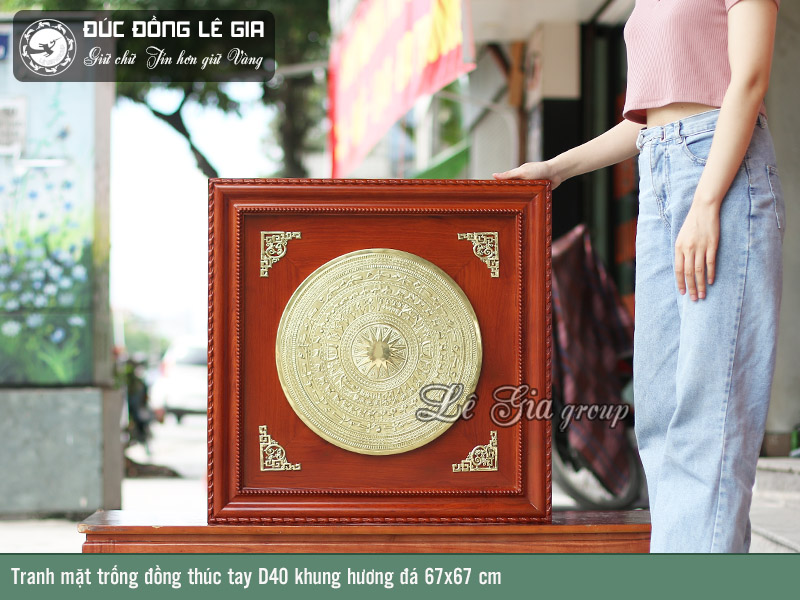 Tranh mặt trống đồng thúc tay D40 khung hương đá 67x67 cm
