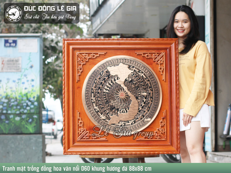 Tranh mặt trống đồng bản đồ hoa văn nổi D60 khung hương đá 88x88 cm